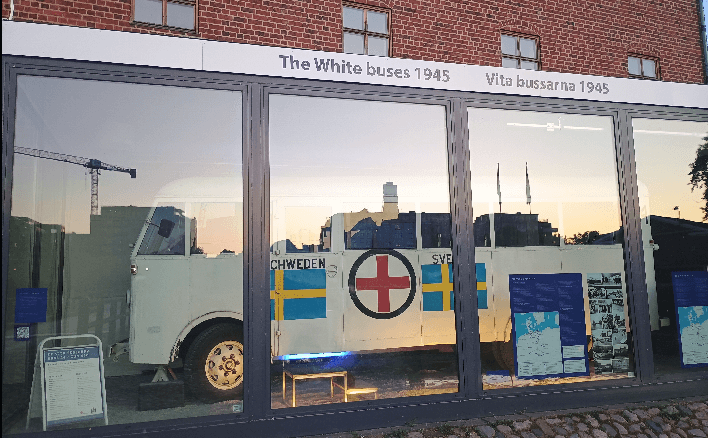 photo d'un bus blanc, exposé dans une vitrine à Malmö