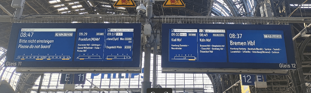 photo de l'affichage sur un quai à Hambourg, 6 trains s'y succèdent à des horaires rapprochés