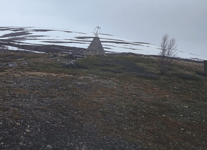 photo d'une pyramide marquant l'entrée dans le cercle polaire, prise dans le train entre Bodø et Trondheim