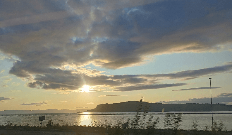 photo du soleil à l'arrivée à presque 23h, prise dans le train entre Bodø et Trondheim