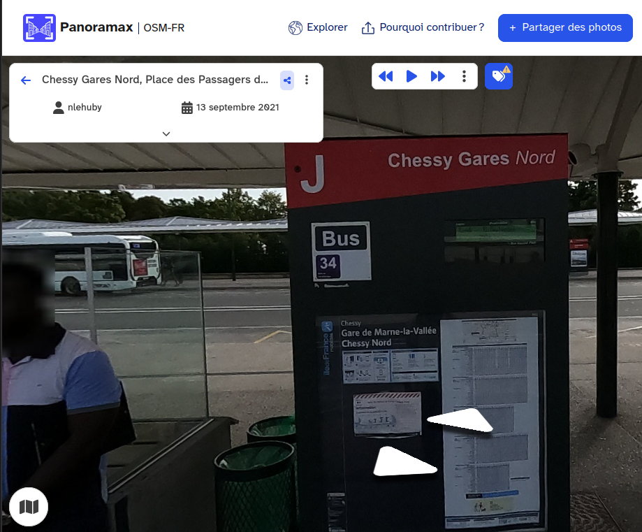 exemple de photo Panoramax dans la gare routière de Marne-la-Vallée Chessy Nord. On y voit un arrêt, avec son numéro de quai et la ligne qui s'y arrête